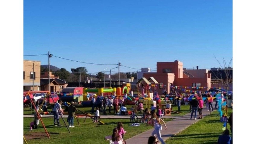 Desde la Creta Micénica, el ÁGORA fue el centro urbanístico de los Griegos. Aquí en B° GRADUADOS, 26 siglos después sigue funcionando con niños y en asambleas mensuales  